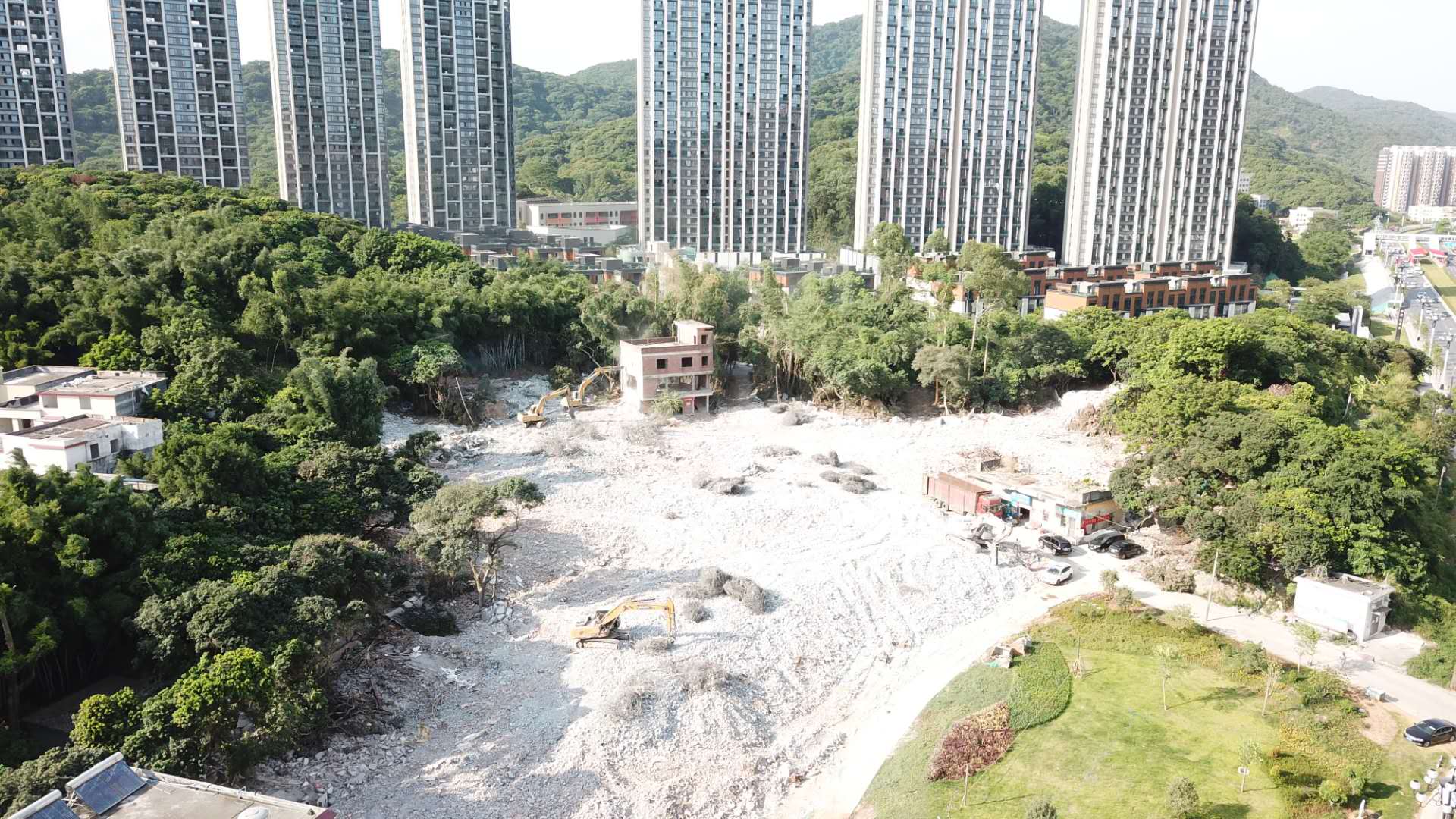 嶺頭公司舊村全面改造項目于2020年6月11日啟動羌洞片區(qū)拆補方案表決、簽約、交房、拆除工作。僅10天內(nèi)完成全片91棟私人房屋簽約，至6月25日全片區(qū)完成交房，至7月25日全片區(qū)拆除完畢。